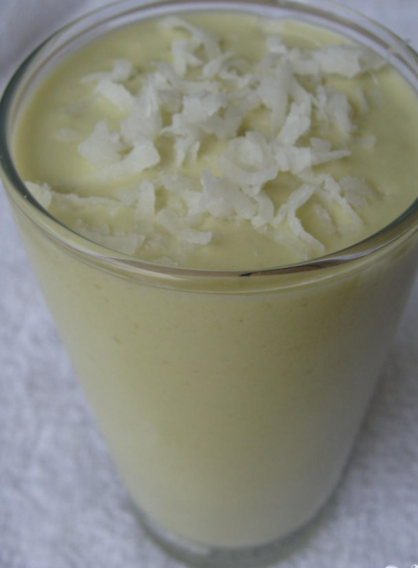 1. Этап. Витаминный напиток Тропический авокадо: 5. Разлить готовый витаминный напиток по высоким бокалам, при желании его можно украсить кокосовой стружкой или ломтиком лайма, и сразу же подавать на стол.