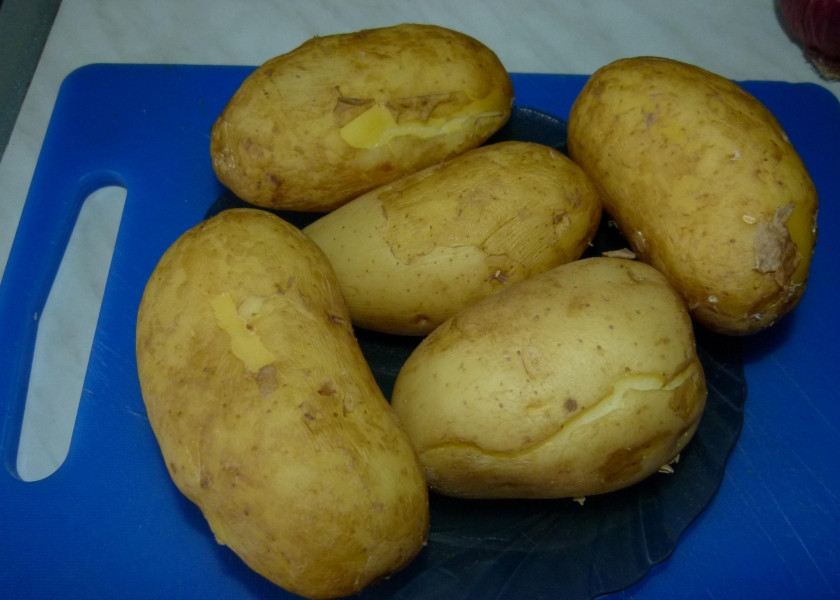 1. Этап. Ароматный запеченный фаршированный картофель: 1. Картофель у меня молодой, хорошенько мою его и отвариваю, лучше немного не доварить, чем переварить.