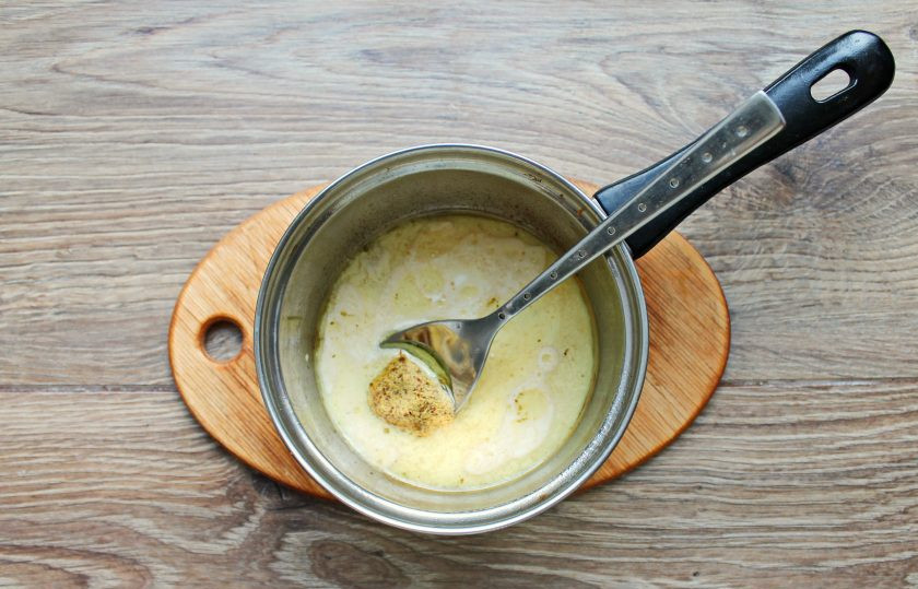 1. Этап. Куриная грудка с эстрагоном: Влейте в сотейник сливки и добавьте горчицу, варите еще 5 минут, перемешивая.