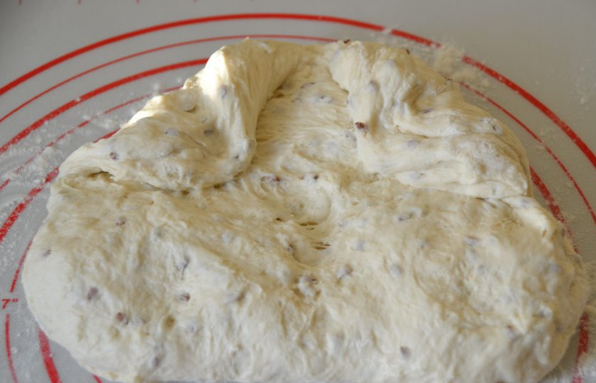 1. Этап. Хлеб на кефире на дрожжах: Подверните уголки теста внутрь с одной стороны.