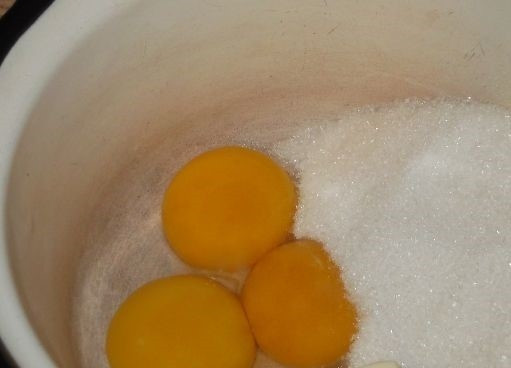 1. Этап. Творожная бабка: 3. Полученную смесь добавьте в творог. Все тщательно смешайте с помощью блендера или вручную так, чтобы образовалась пышная масса.