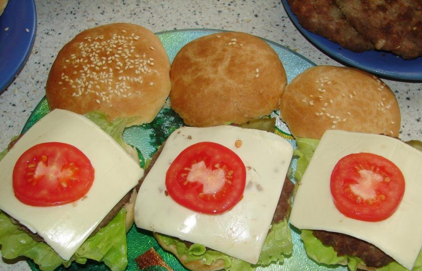 1. Этап. Гамбургер Макдональдс: Затем — огурец, сыр и помидор.