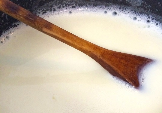 1. Этап. Манная каша на сковороде: 1. На сковороду налейте молоко и поставьте на огонь.