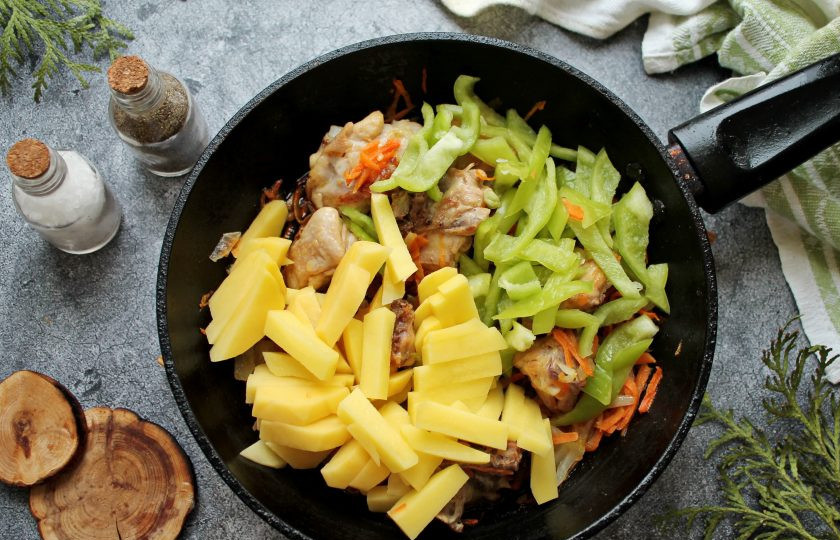 1. Этап. Сырный суп с курицей и болгарским перцем: Болгарский перец очистите от плодоножки и семян, картофель почистите. Картофель и перец порежьте соломкой и выложите в сковороду.