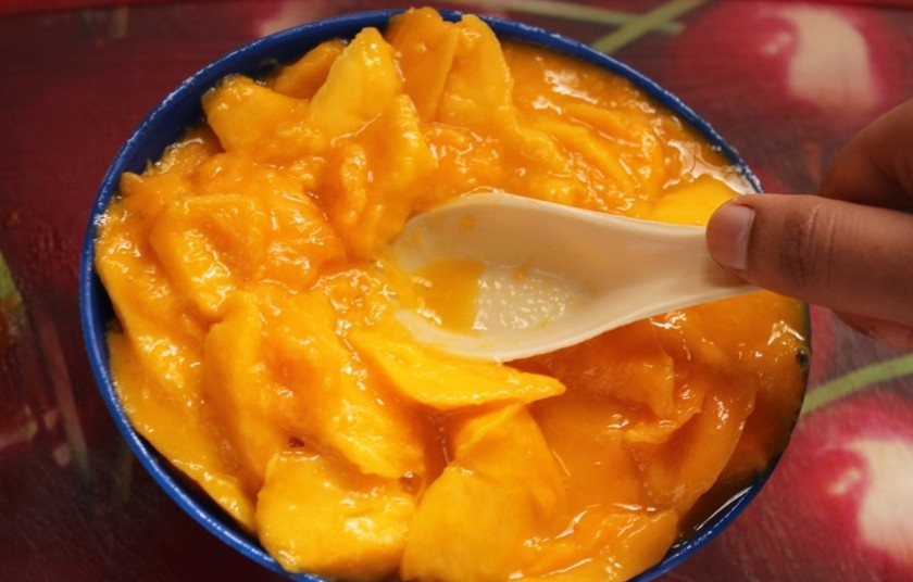 1. Этап. Чатни из манго: Мякоть манго нужно размять ложечкой до пюреобразного состояния.