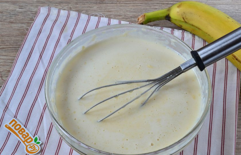 1. Этап. Блинный торт с грецкими орехами и бананами: 5. Теперь постепенно вливайте остальное молоко, постоянно размешивая, пока не получится необходимая вам консистенция. Тесто должно получиться похожим на густой кефир, но более вязким. Естественно, в тесте не должно быть комочков, но если вы следовали моему рецепту, то их у вас не должно быть. Если же комочки все равно образовались, то взбейте тесто миксером, пока тесто не станет гладким и однородным.