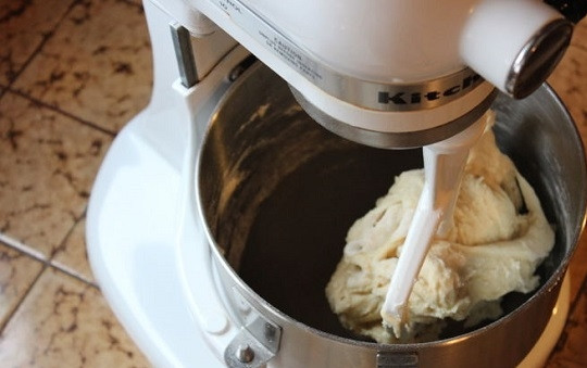 1. Этап. Пончики во фритюре: 1. Процесс приготовления теста можно доверить технике. Дрожжи растворите в теплой воде и оставьте минут на 10. Взбейте яйца с сахаром, влейте растопленное сливочное масло. Добавьте дрожжи, соль, молоко и просеянную муку.