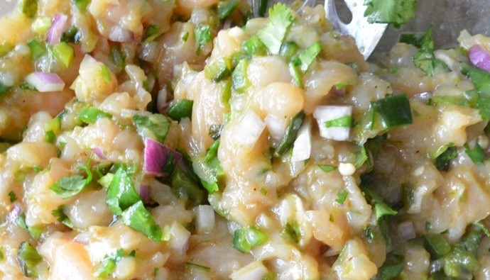 1. Этап. Куриные котлеты с зеленым перцем: 4. Нарубите мелко куриную грудку, смешайте ее с печеным перцем, измельченным красным луком и измельченным халапеньо, добавьте яйцо, сок и цедру одного лайма, чесночный порошок, соль, тмин и молотый перец, измельченную кинзу.