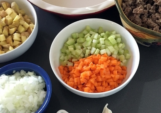 1. Этап. Пирог с мясом (вкусный): 1. Перекрутите мясо в фарш. Очистите и нарежьте мелким кубиком морковь, сельдерей, картофель, лук, измельчите чеснок, натрите на терке сыр. В сковороде обжарьте фарш до готовности и переложите в тарелку. Верните сковороду и обжарьте морковь, сельдерей, картошку, лук и чеснок. Смешайте фарш с овощами, посолите, поперчите и добавьте эстрагон.