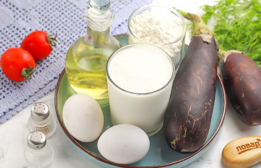 1. Этап. Блины с начинкой из баклажанов: Подготовьте указанные продукты. Баклажаны промойте в воде, наколите ножом в нескольких местах и запеките в духовке при 180 градусах примерно 30 минут.