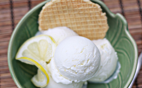 1. Этап. Йогуртовое мороженое: 5. При низкой температуре в морозильнике, йогуртовое мороженое в домашних условиях будет готово уже через часик. Разложив его по пиалам, можно дегустировать натуральное и очень вкусное лакомство.