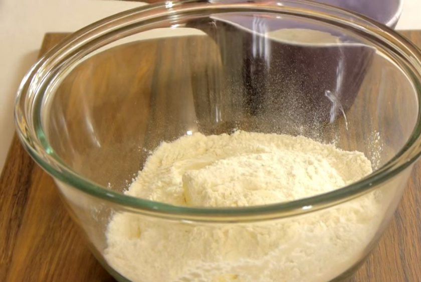 1. Этап. Пирог луковый: 1. Нарезанный лук протушите на растительном масле, периодически помешивая. Тем временем сметану 20-22% и яйцо смешайте до однородного состояния. Холодное сливочное масло, просеянную муку и соль протрите в крошку.