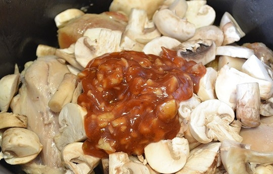 1. Этап. Куриные ножки, запеченные в мультиварке: 5. После окончания приготовления добавьте к курице грибы, а также приготовленный соус.