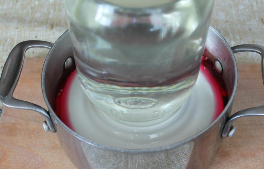 1. Этап. Заварная капуста на зиму: Накрываем капусту перевернутой тарелкой. Сверху ставим гнет. Оставляем на 2 дня.