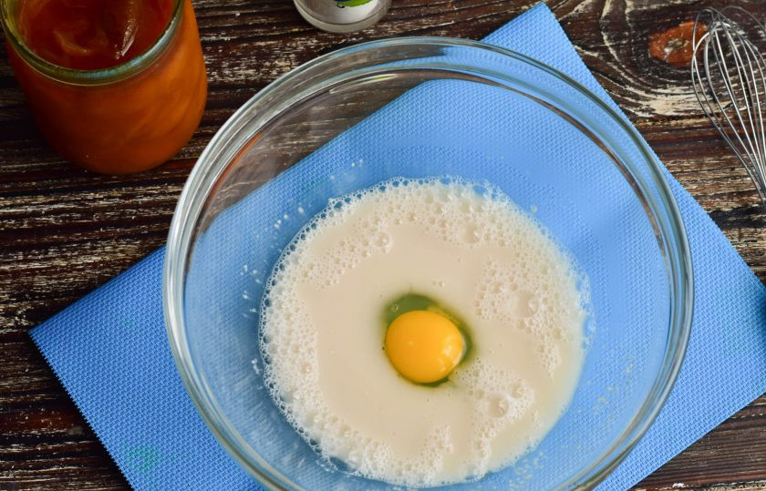 1. Этап. Печенье Утопленники: Вбейте яйцо и хорошо все перемешайте.