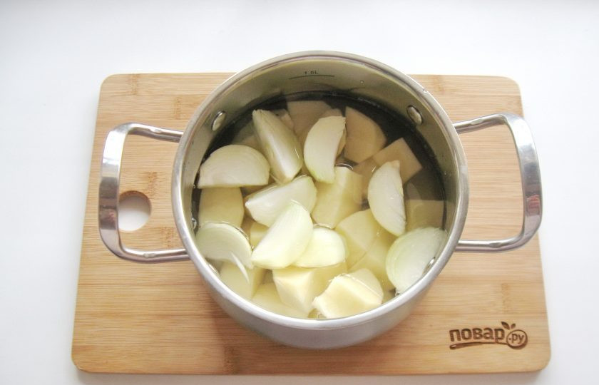 1. Этап. Луковое пюре: Залейте картофель с луком водой и поставьте на плиту.