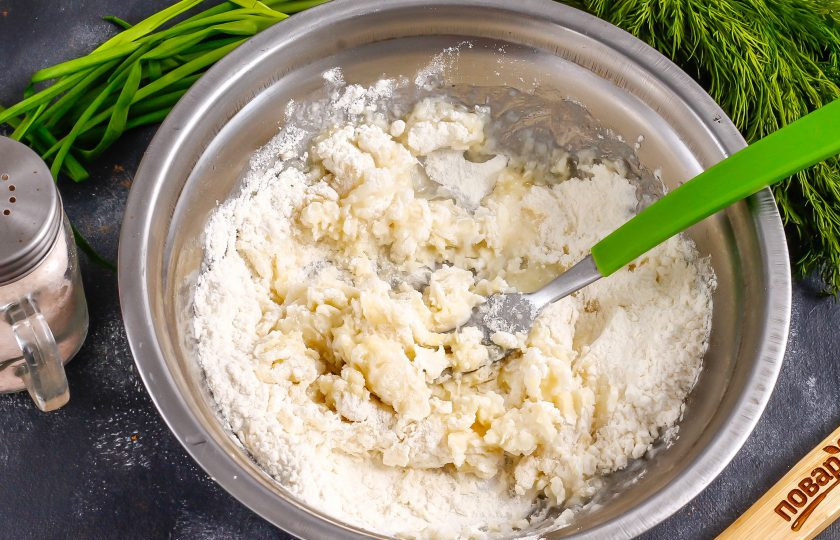 1. Этап. Пита с тунцом: Влейте кипяток в емкость, и замесите тесто вилкой. Как только оно соберется в отдельные комочки, соедините их рукой, тесто уже остынет.