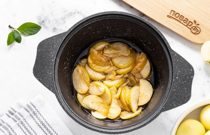 1. Этап. Варенье из яблок Белый налив: Снимите кастрюлю с плиты и оставьте яблоки на 12 часов настояться в сахарном сиропе.