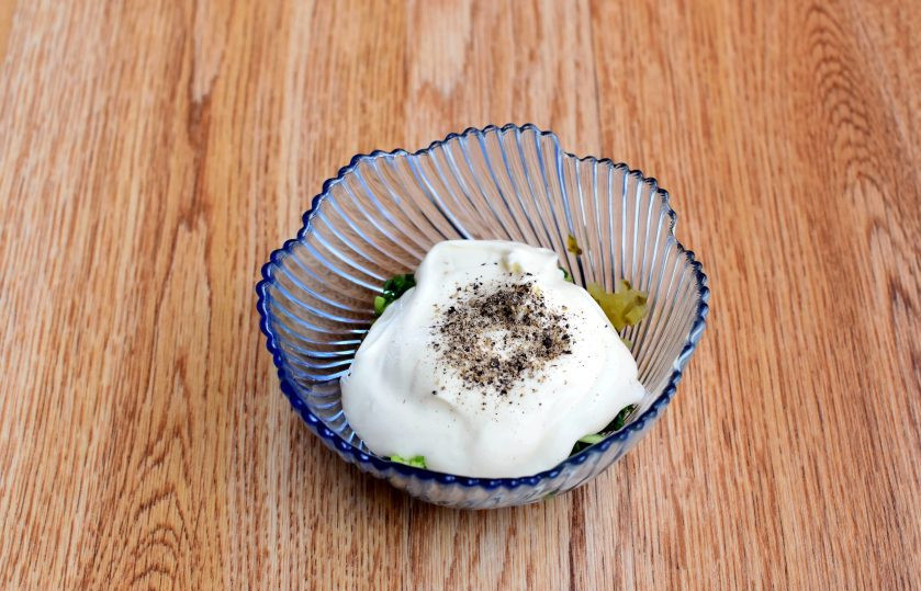 1. Этап. Майонезный соус: Выложите в миску и добавьте майонез. Поперчите и перемешайте.