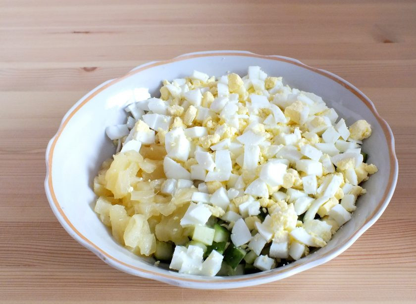 1. Этап. Салат из кальмаров, ананасов и огурцов: Яйца нарежьте средним кубиком, добавьте в салатник.