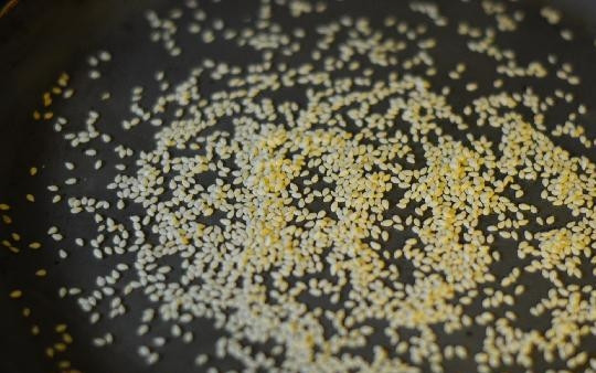 1. Этап. Салат со стручковой фасолью: На сухой сковороде поджарить кунжут.