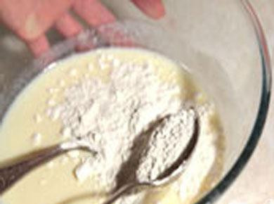 1. Этап. Быстрый капустный пирог: 1. Для быстрого капустного пирога готовим жидкое тесто. Размешиваем в большой миске яйцо с солью, добавим не гашеной соды. Вливаем стакан кефира. Все время размешивая, добавляем муку (по ложке).