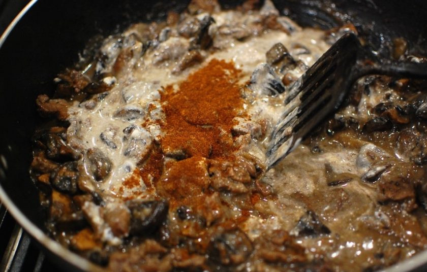 1. Этап. Вкусный бефстроганов: 8. После закипания уменьшите огонь, добавьте сметану, паприку, варите все 1-2 минуты, но не доводите до кипения.