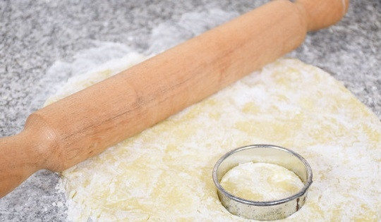 1. Этап. Печенье с фруктами: 5. Раскатайте его на присыпанной мукой поверхности и вырежьте выемками печеньки.