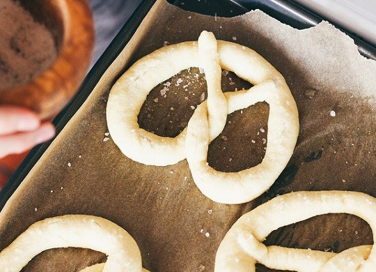 1. Этап. Немецкие брецели: 7. Отправьте противень в разогретую до 200 градусов духовку, выпекайте брецели до румяности.