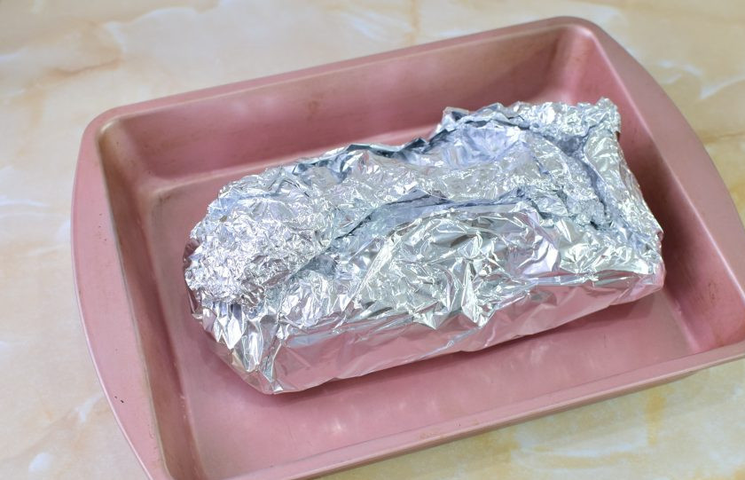 1. Этап. Карбонад Из СССР: Затем заверните мясо в фольгу и поставьте в холодильник на 1-2 суток. Для запекания, не разворачивая, поставьте противень с мясом в духовку, предварительно разогретую до 190 градусов на 2 часа. Ориентируйтесь по своей духовке.