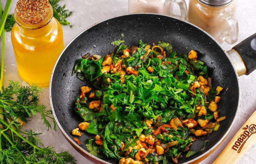 1. Этап. Испанахи: Промойте и измельчите петрушку или кинзу, добавьте в емкость и выключите нагрев. Все аккуратно перемешайте.