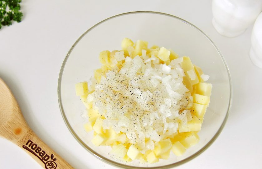 1. Этап. Салат Шарлотка: Картофель нарежьте мелкими кубиками. Добавьте нарезанный мелко лук. Лук предварительно ошпарьте кипятком, чтобы убрать горечь, после чего отожмите. Добавьте по вкусу соль и молотый перец.