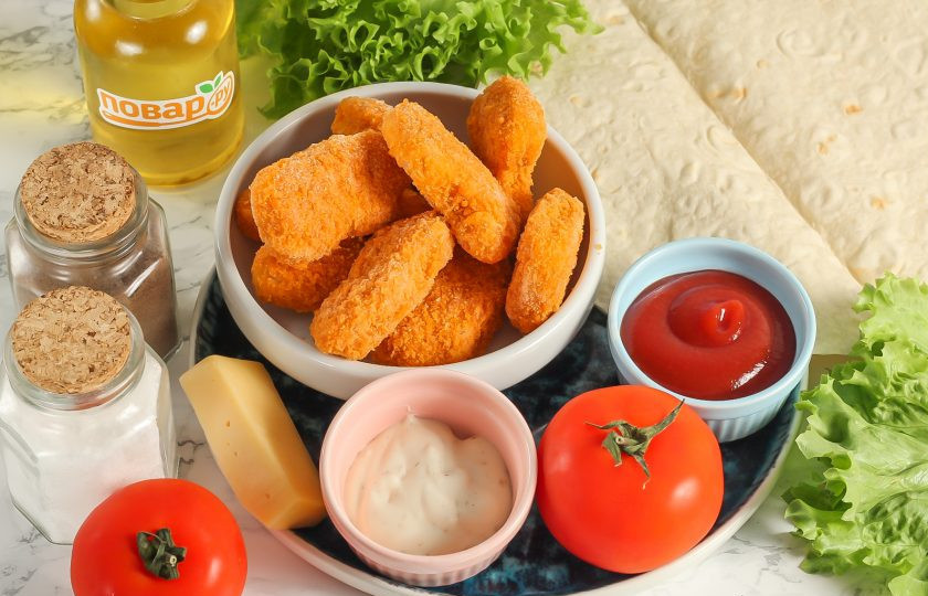 1. Этап. Цезарь ролл с наггетсами: Подготовьте указанные ингредиенты. Наггетсы можно приобрести как из филе, так и из фарша.