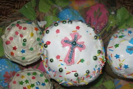 1. Этап. Крестная пасха: Готовую пасху украшаем глазурью и тематическими надписями и символами. Приятного аппетита!