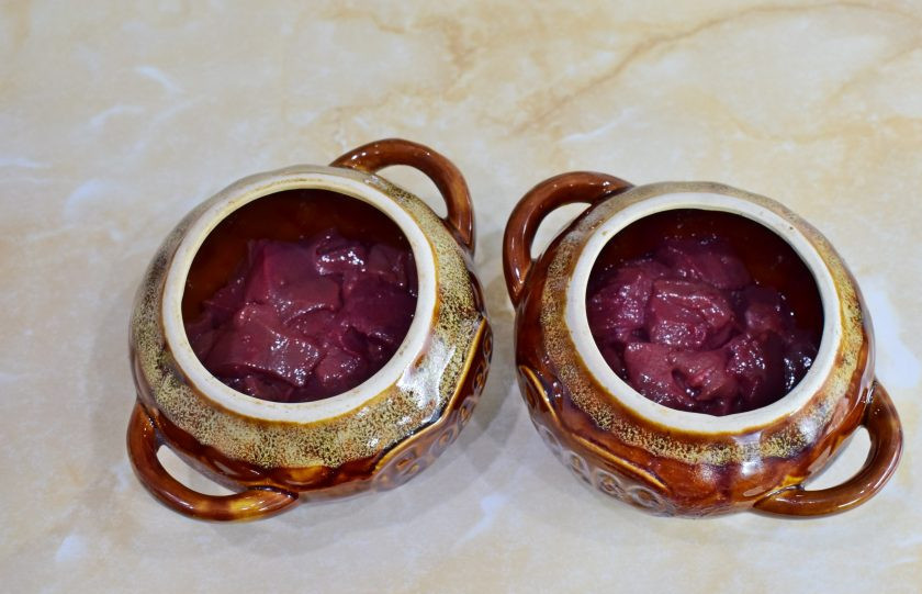 1. Этап. Печень в горшочках по-русски: В керамические горшочки выложите нарезанную печень.