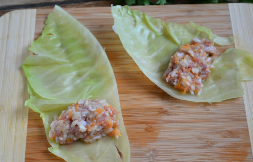 1. Этап. Голубцы, фаршированные мясом и рисом: Листья порежьте на небольшие куски, в которые будет удобно заворачивать фарш. Положите по 1 ч. ложке фарша на каждый лист.