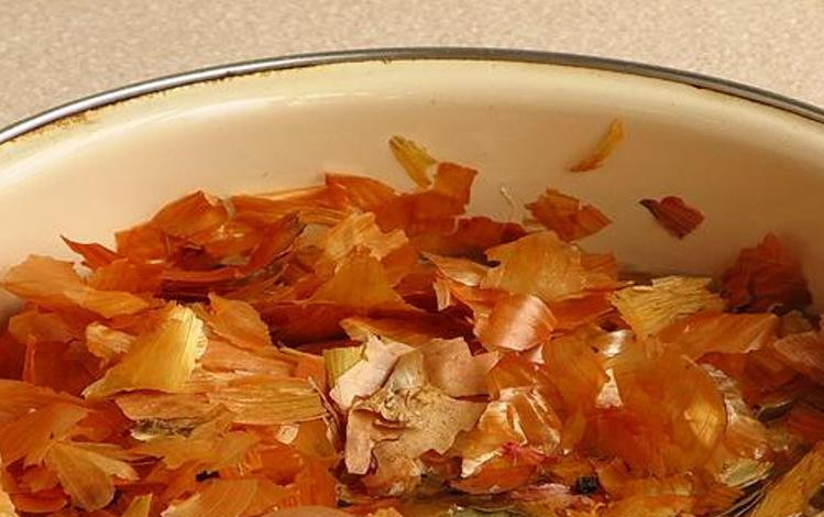 1. Этап. Копченое сало: Смешайте в воде соль, «жидкий дым», лавровый лист, перец горошком и луковую шелуху. Проварите на сильном огне 2-3 минуты.