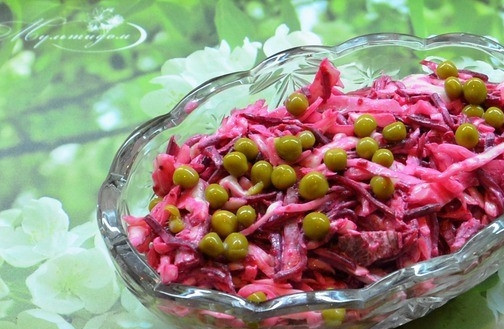 1. Этап. Салат из свежей капусты с зеленым горошком: В майонез, которым необходимо заправить салат, предварительно добавьте натертый на терке чеснок. Перемешайте салат, добавив в него зеленый горошек. Немного горошинок оставьте, чтобы украсить сверху готовый салат.