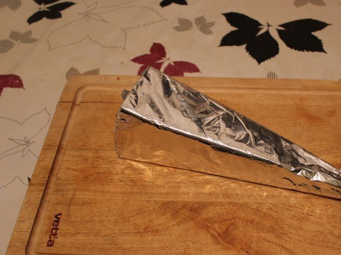 1. Этап. Канапе с колбасой и сыром: 2. Я решила сделать не конус, а пирамиду. Заворачиваем пирамиду в фольгу.