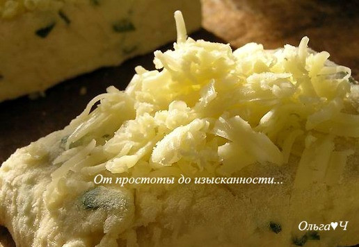 1. Этап. Сырный содовый хлеб: Переложите булочки на противень, застеленный бумагой для выпечки, сверху на каждую заготовку выложите тертый сыр.