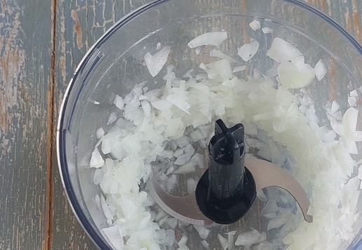 1. Этап. Фрикадельки с овощами и сыром: Лук почистить, помыть, нарезать произвольно и измельчить в блендере.