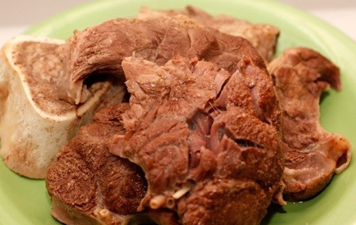 1. Этап. Холодец из бульонки говяжьей: 4. Когда мясо будет готово, достаем его, даем ему немного остыть, а тем временем займемся бульоном. В отдельной посуде разводим желатин, оставляем его для набухания на 20 минут. Затем вливаем в емкость с бульоном, разогреваем (но не доводим до кипения) и выключаем.