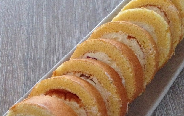 1. Этап. Бисквитный рулет с брусничным суфле: 11. Остудите рулет в холодильнике и подавайте к столу. Присыпьте сахарной пудрой. Приятного аппетита!