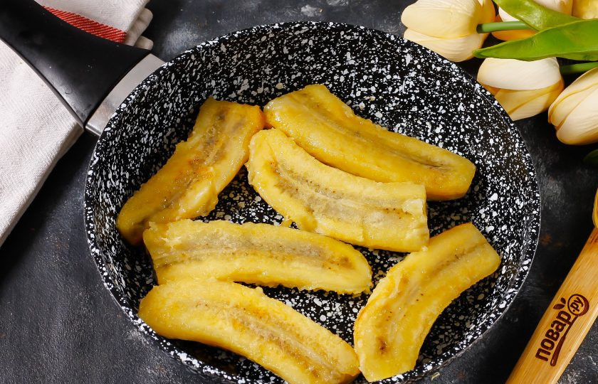 1. Этап. Жареные бананы в коньяке: Затем с помощью двух лопаток переверните нарезки на другую сторону. Будьте аккуратны, так как они очень мягкие!