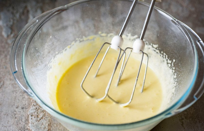 1. Этап. Черный бисквит: Миксером взбивайте желтки с сахарной пудрой до побеления смеси.