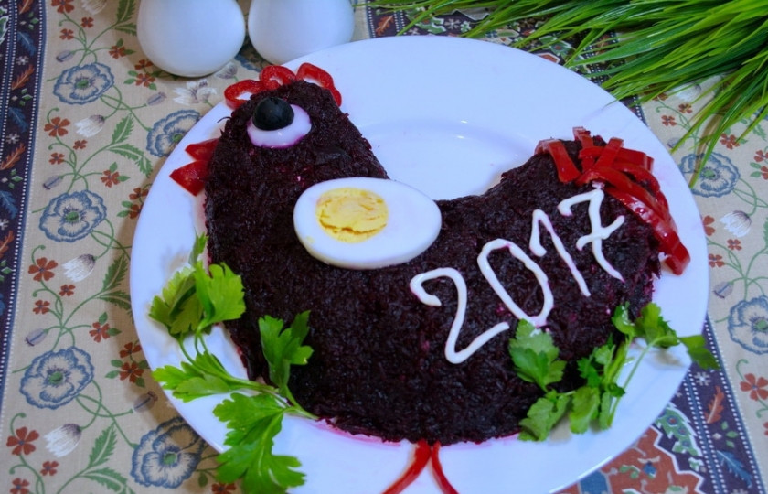 1. Этап. Салат Петух на Новый год: Подайте салат к столу. Приятного аппетита.