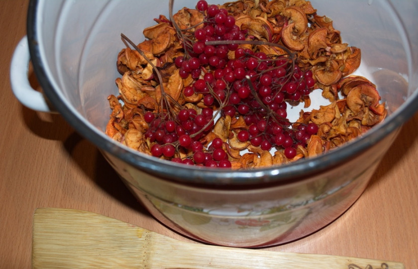 1. Этап. Компот из калины и яблок: Пучок калины у меня покупной. Те, кто выращивают дома, могут взять столько калины, сколько им нравится. Готовый компот будет иметь более яркий или менее яркий вкус. Итак, калину поместите к яблокам. Я использую калину вместе с веточками.