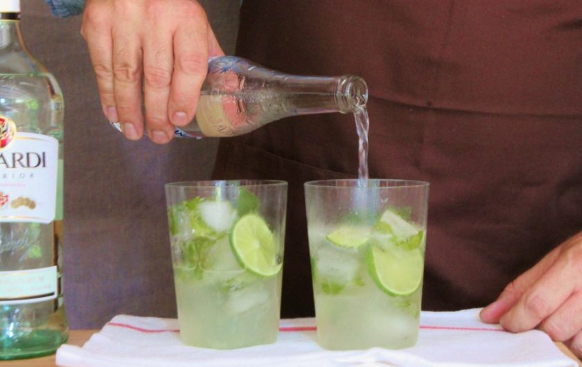 1. Этап. Мохито с Бакарди: Разделите коктейль поровну на два стакана, добавьте застывшие кубики льда и налейте охлажденной минеральной водой до краев бокала.