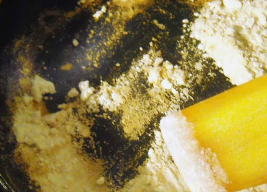 1. Этап. Соус из сморчков: Чистим чеснок. Вообще можно использовать целую головку. В случае с соусом переборщить с чесноком или луком сложно, особенно, если их еще тушить. Теперь достаем сковороду. Обжариваем муку на сухой раскаленной сковороде до золотистого цвета. Это послужит загустителем для нашего соуса.