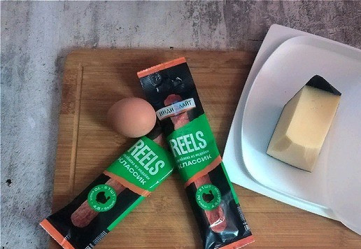 1. Этап. Слойки с колбасками и сыром: Тесто нужно разморозить заранее. Готовим продукты для начинки. Я использую колбаски из индейки классик ТМ ИНДИЛАЙТ. Яйцо сырое.